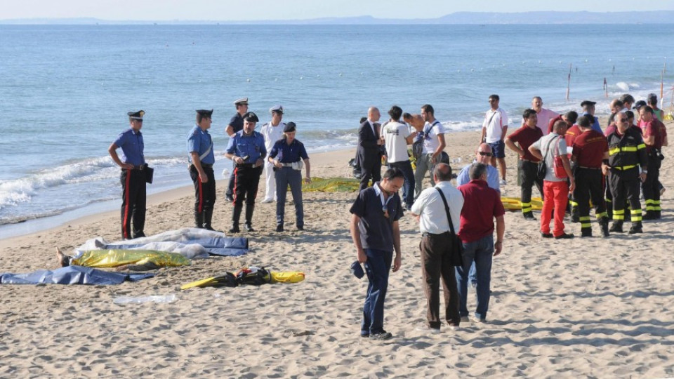 Шестима бежанци загинаха край бреговете на Италия | StandartNews.com