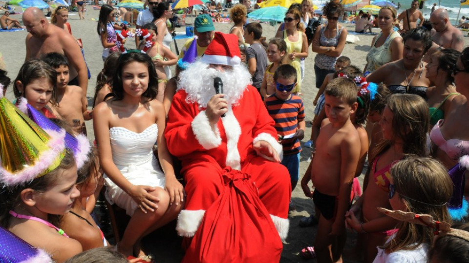 Дядо Коледа нагъва цаца в Бургас | StandartNews.com