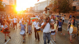 Протестиращи поддържат огъня на демонстрациите