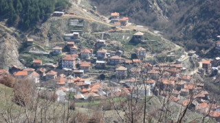 В Долно Осеново живеят в страх заради опасно свлачище
