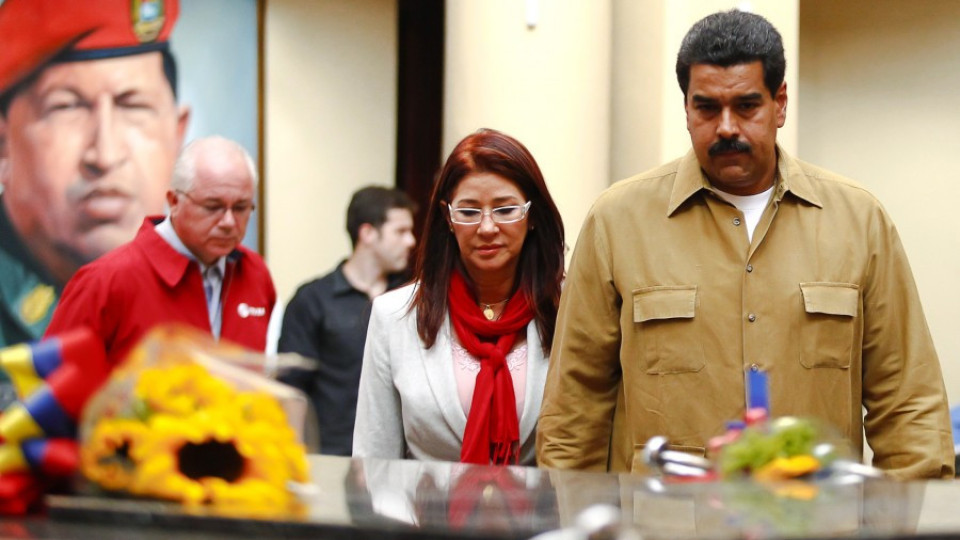 Венецуелският президент призна, че спи в мавзолея на Чавес | StandartNews.com