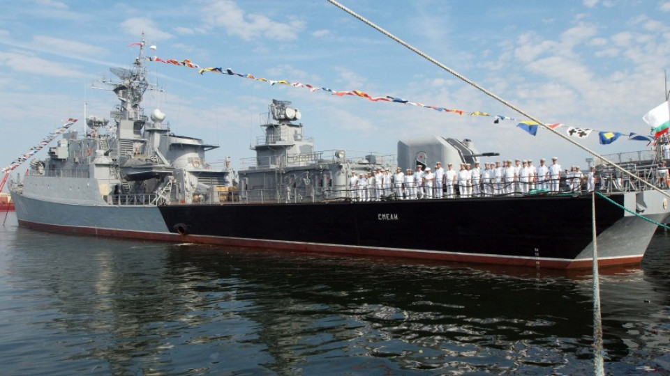 Хиляди разгледаха 3 бойни кораба за празника на ВМС | StandartNews.com