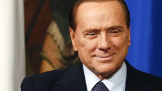  Шоумен защитава Берлускони с вицове