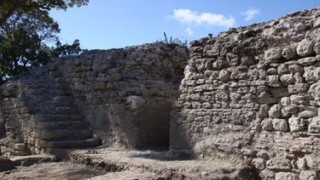 Откриха два римски гроба в Балчик