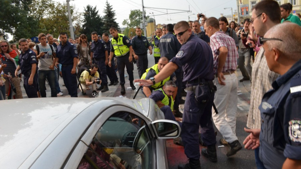 Депутатска кола прегази крака на полицай | StandartNews.com