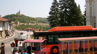 Туристи обикалят "Чудесата на България" в Търново с влакче