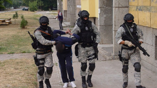 Полицаи издирват трупове в Перник