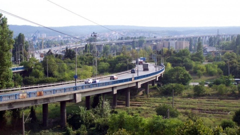 Верижна катастрофа спря движението по Аспарухов мост | StandartNews.com
