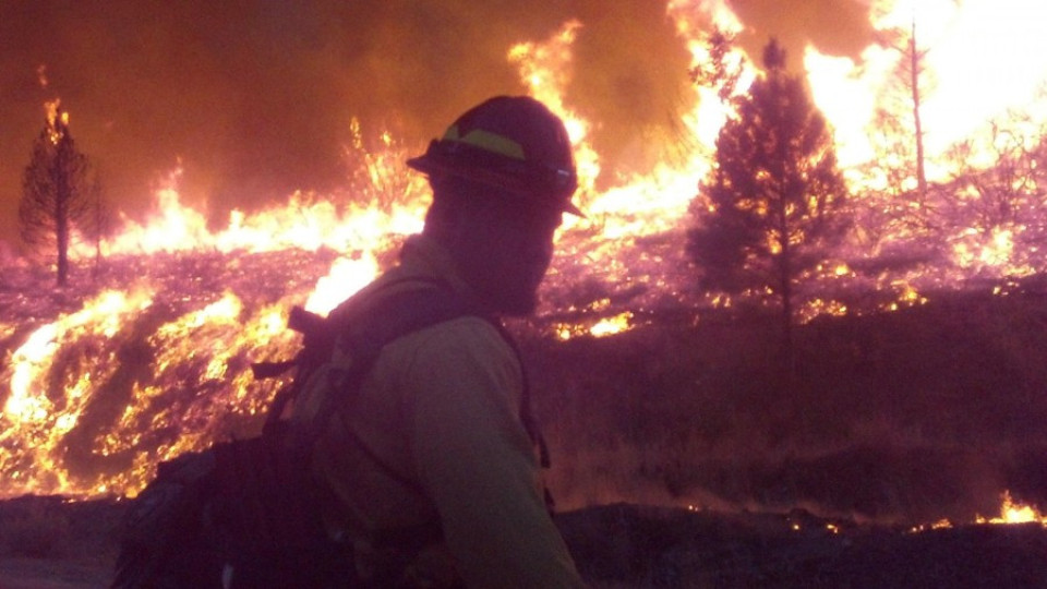 Пожар бушува между две села | StandartNews.com