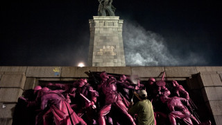 Изчистиха паметника на Съветската армия