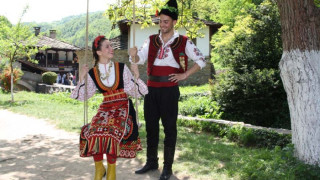 Фолклорният фестивал „Сватбата" в Етъра