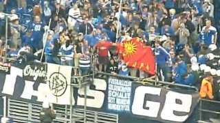 Бият фенове заради македонско знаме