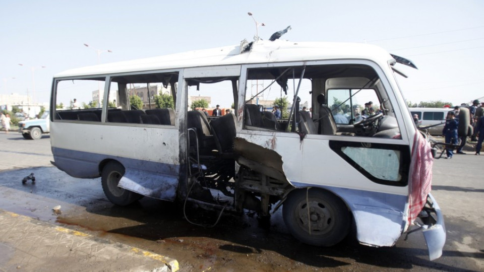 Бомба взриви автобус в Йемен, загинаха  военни | StandartNews.com