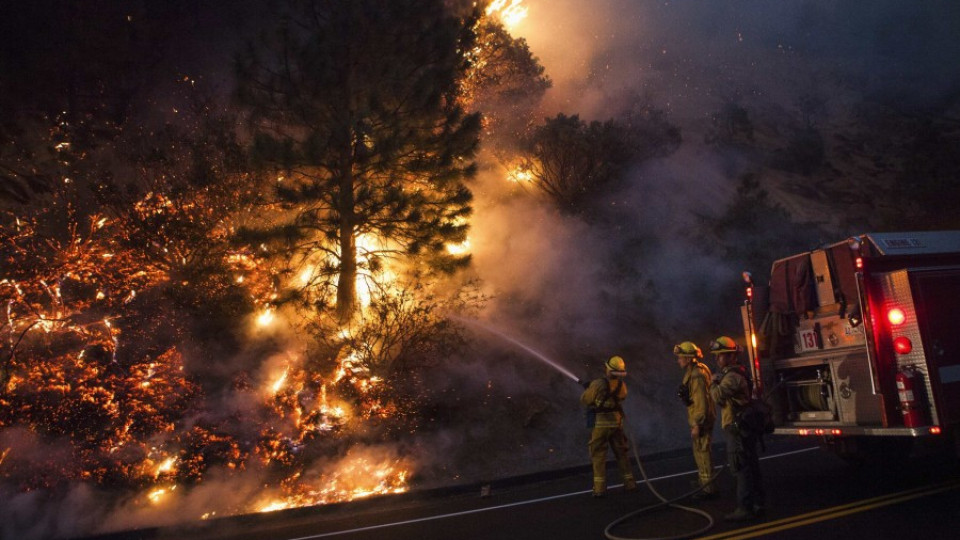 Огнената стихия в Калифорния се разширява | StandartNews.com