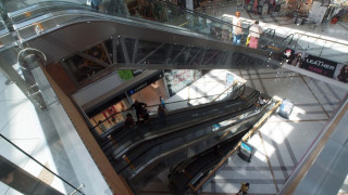 Стефчо, който падна от ескалатор в мол, е в съзнание
