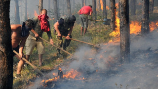 Пожарникари срещу огнената стихия в страната