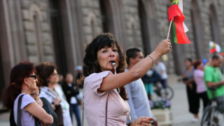 Протестът се пренесе пред Държавна агенция „Архиви"