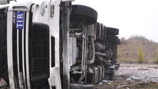 Румънски ТИР се преобърна на пътя край Ямбол