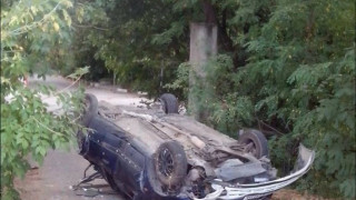 Петима ранени в кола, обърната по таван