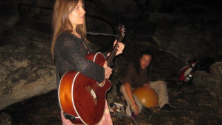 Дипломат слуша концерт в пещерата „Магура"