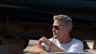 Клуни кара моторница без книжка