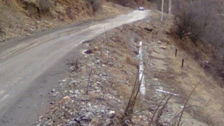 Спешно укрепват пропаднал път между Сатовча и Кочан