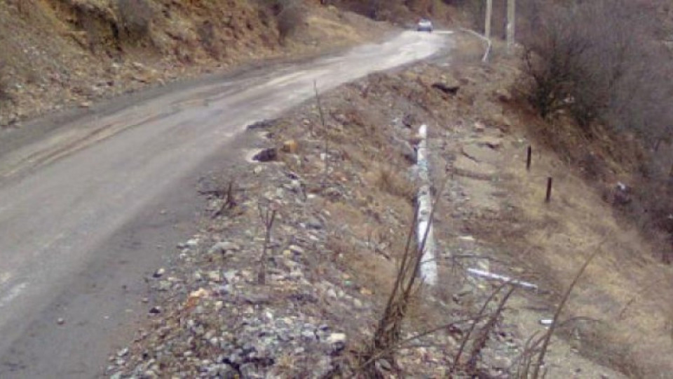 Спешно укрепват пропаднал път между Сатовча и Кочан | StandartNews.com