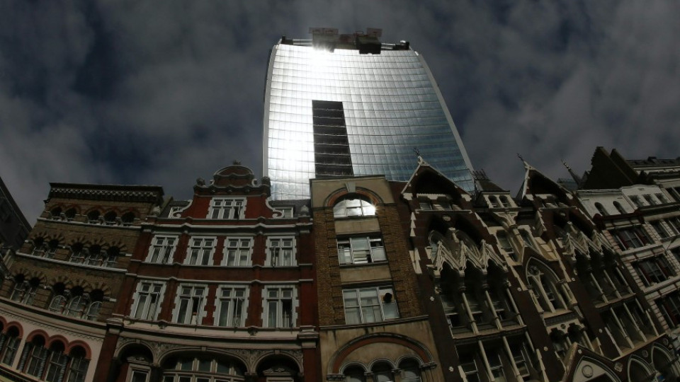 Небостъргач в Лондон се превърна в опасна лупа | StandartNews.com