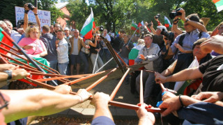 Партии погълнаха протеста