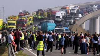 Двеста души пострадаха при катастрофа на 100 коли в Кент