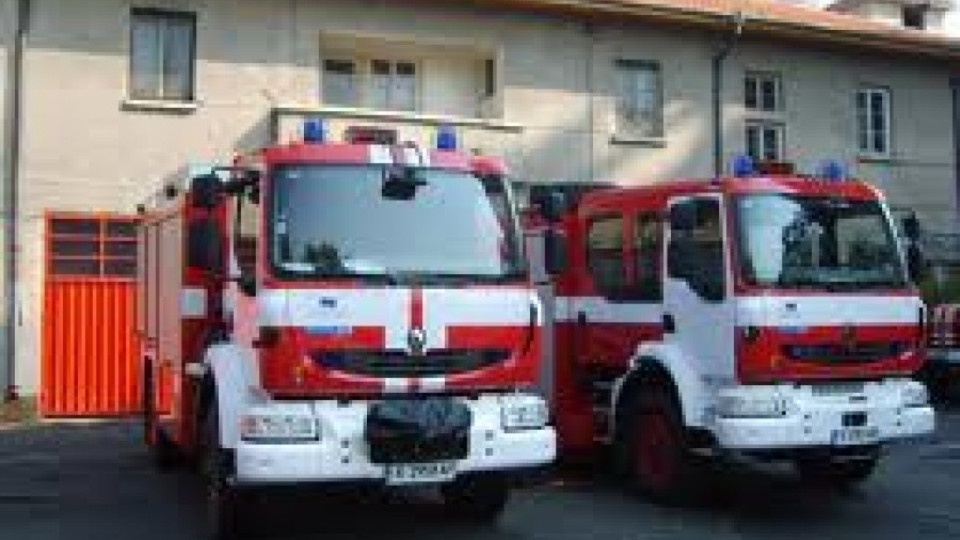 Огнеборци от Кърджали показват пожарна техника на  малчуганите  | StandartNews.com