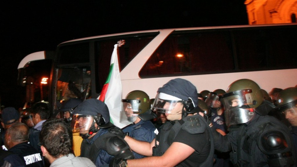 Полицай носел бяла маска под шлема | StandartNews.com