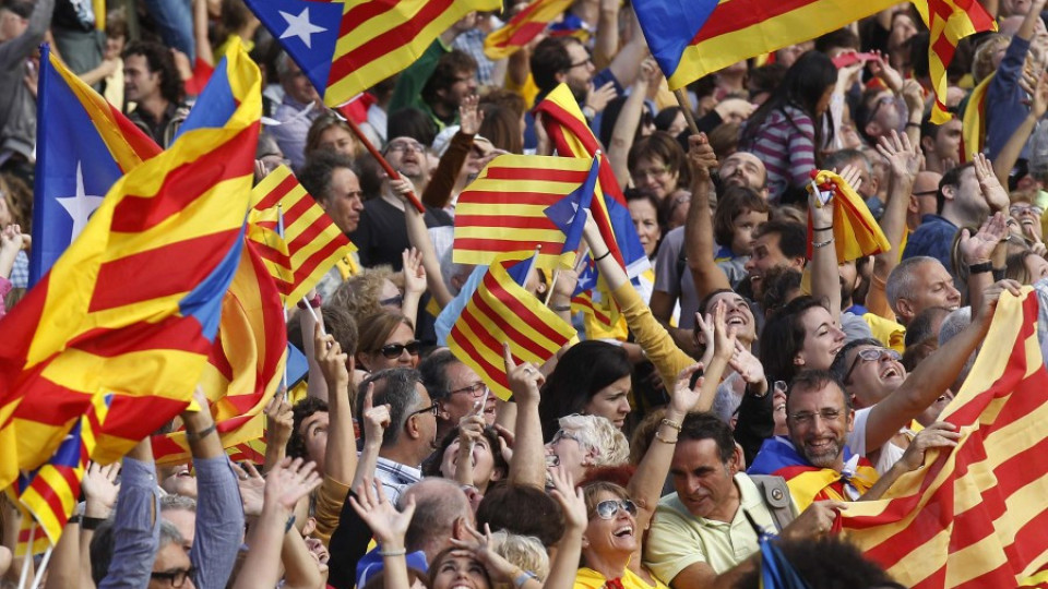 Каталунци искат независимост с 400 км жива верига | StandartNews.com