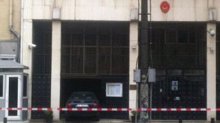 Кола се вряза в турското посолство в София 