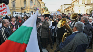 Подпалиха шатрата на протестиращи в Пловдив