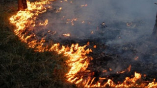 Пожар изпепели две къщи и барака