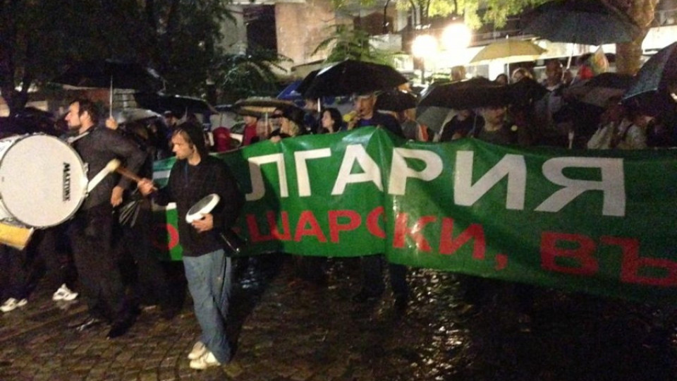 Протест пред БНТ, Орешарски в студиото | StandartNews.com