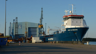 Кервани със зърно на пристанище Варна