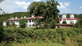 Предлагат манастирски килии за бежанците