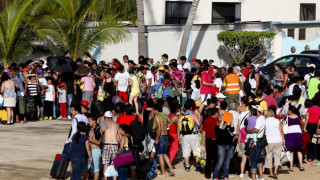 Евакуират туристи от Акапулко заради бурите в Мексико