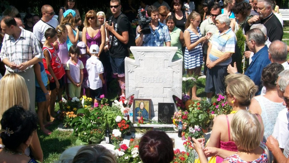 Българи и чужденци почитат 102-годишнината от рождението на Ванга | StandartNews.com