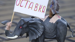 Малцина протестиращи скандират пред НС