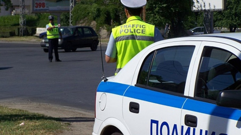 Полицай строши кола с палка | StandartNews.com