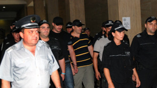 Светата троица на Таки в килия за малко