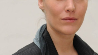 Анастасия се изчервява от аплодисменти