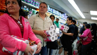 Венецуелската армия превзе завод за тоалетна хартия