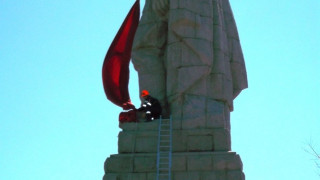 Махнаха червения плащ от паметника на Альоша в Пловдив