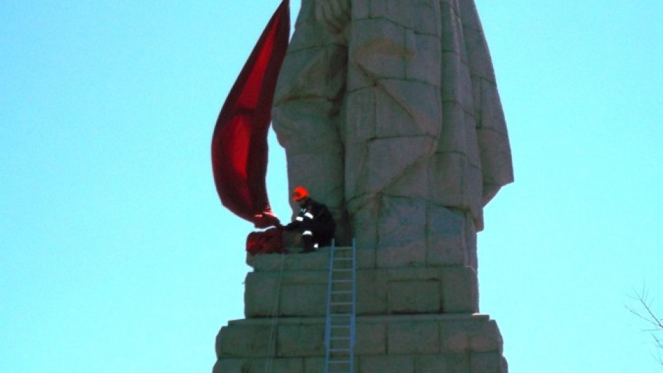 Махнаха червения плащ от паметника на Альоша в Пловдив | StandartNews.com
