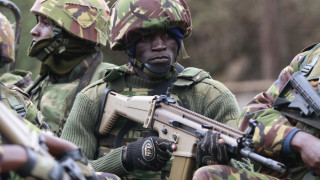 Военнослужещи с гранатомети обсаждат мола в Кения
