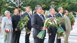 Отрупаха паметник с венци под звука на патриотични мелодии